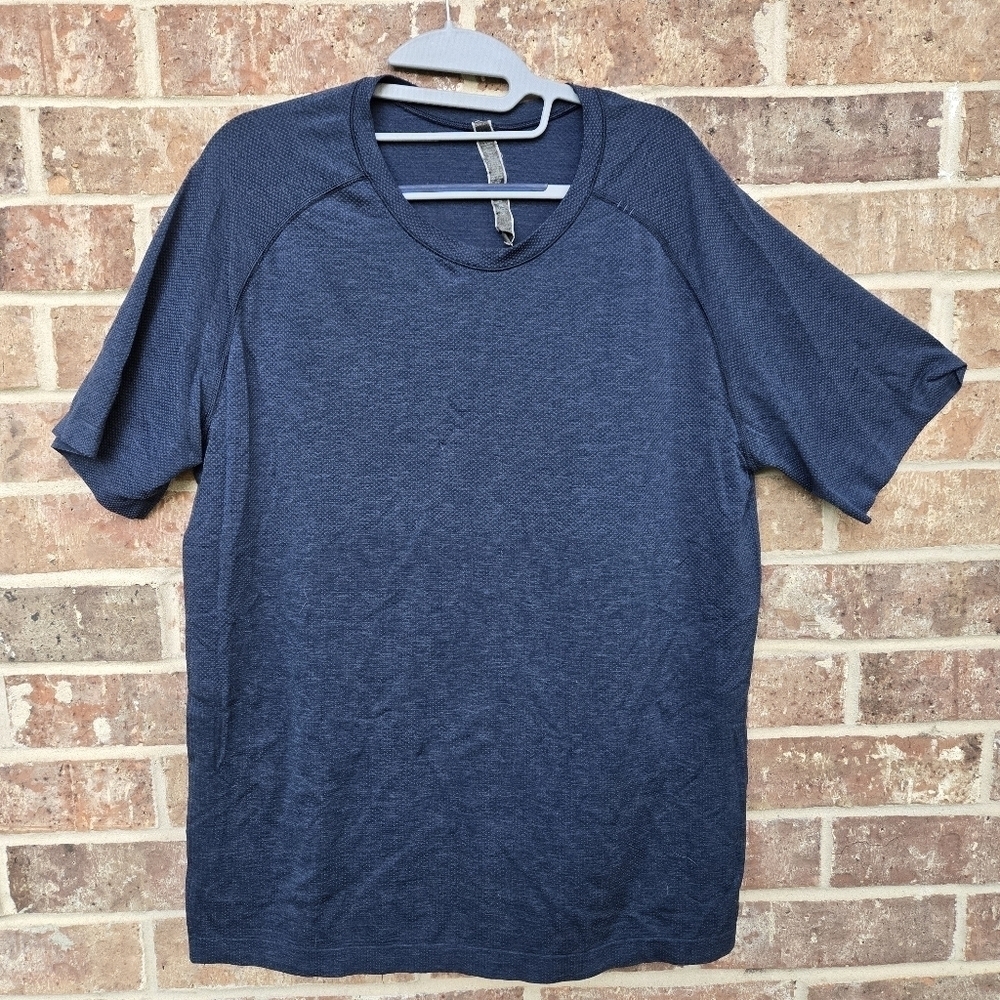 Lululemon Men's Blue T-Shirt Size L